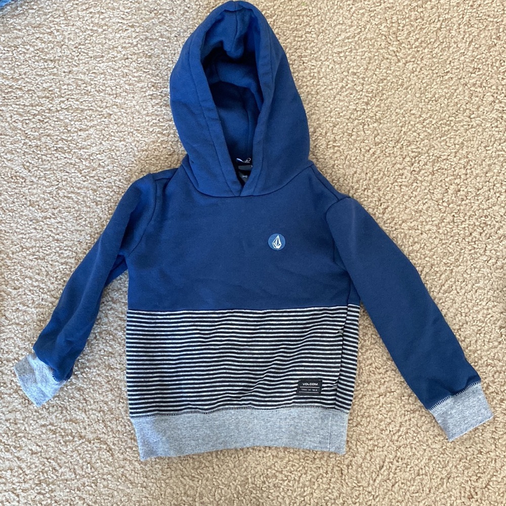 Boys volcom hoodie size 3T - only worn a couple times - in great condition.